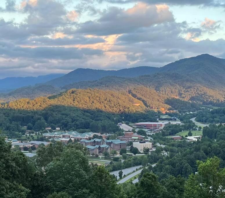 2 Bedroom Overlooks Wcu And Cullowhee Nc - Smoke And Pet Free