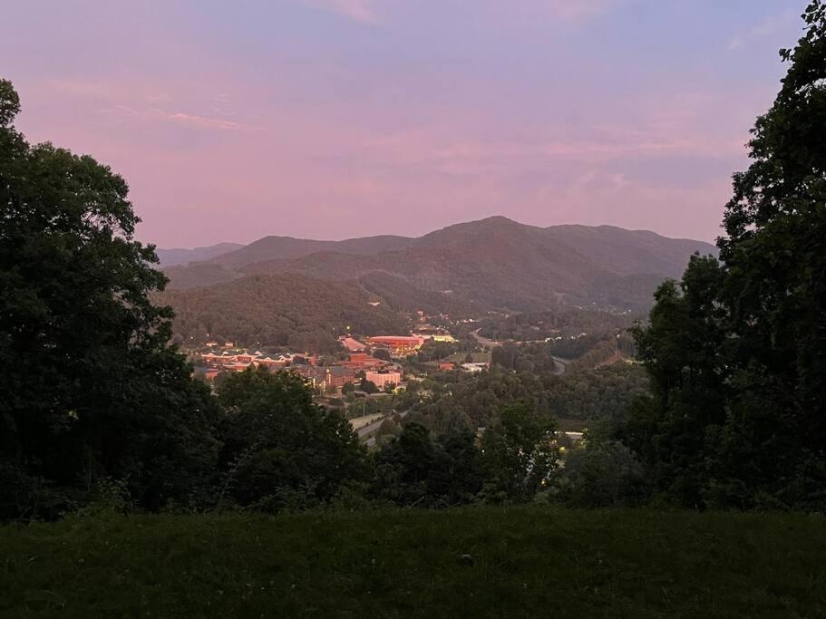 2 Bedroom Overlooks Wcu And Cullowhee Nc - Smoke And Pet Free Appartement