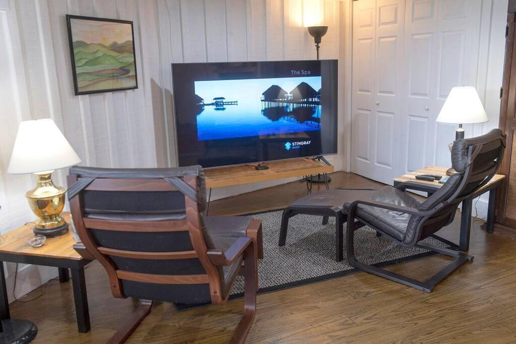 2 Bedroom Overlooks Wcu And Cullowhee Nc - Smoke And Pet Free Sylva