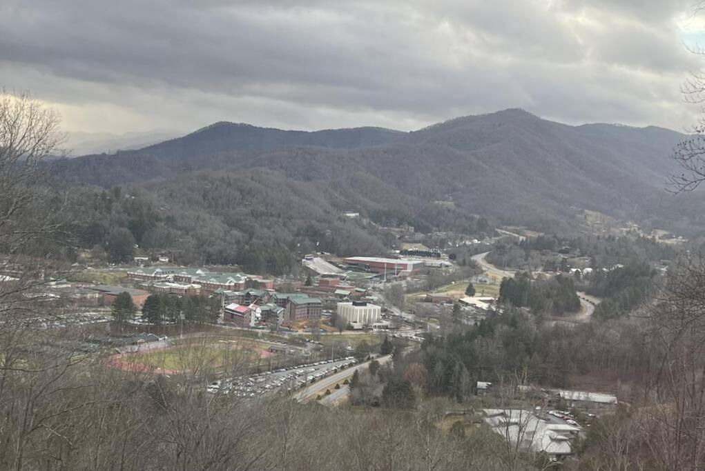 2 Bedroom Overlooks Wcu And Cullowhee Nc - Smoke And Pet Free * Sylva