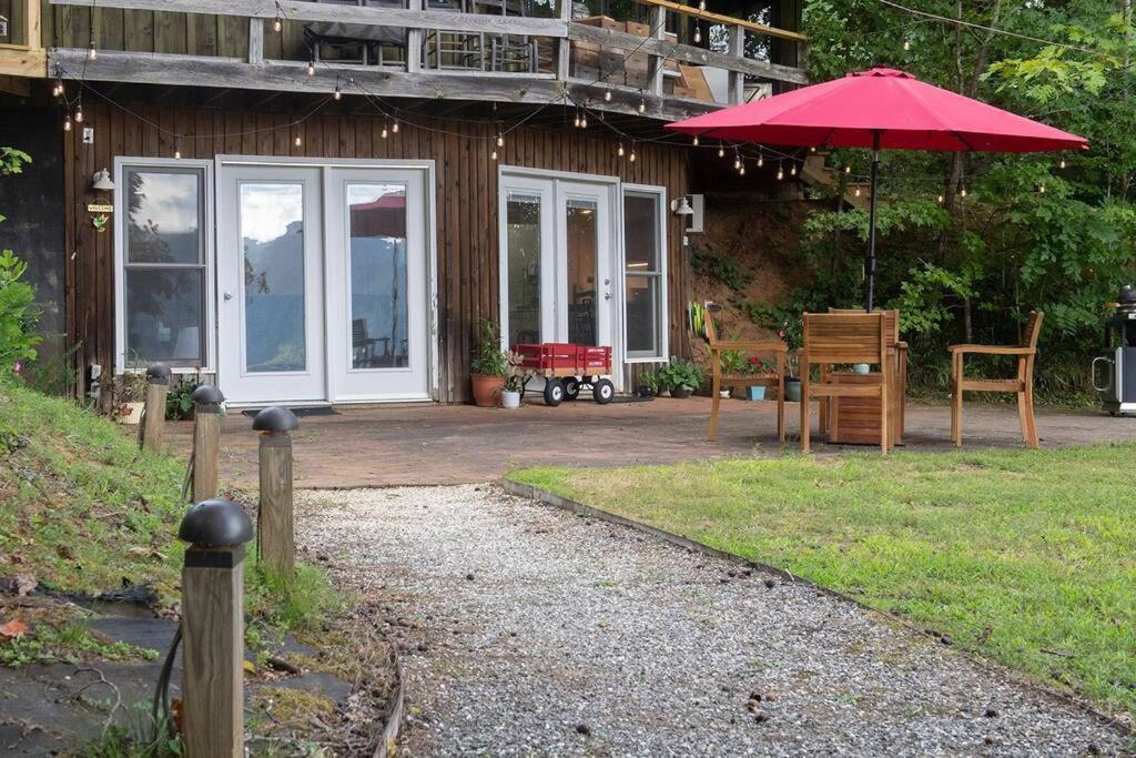 2 Bedroom Overlooks Wcu And Cullowhee Nc - Smoke And Pet Free *