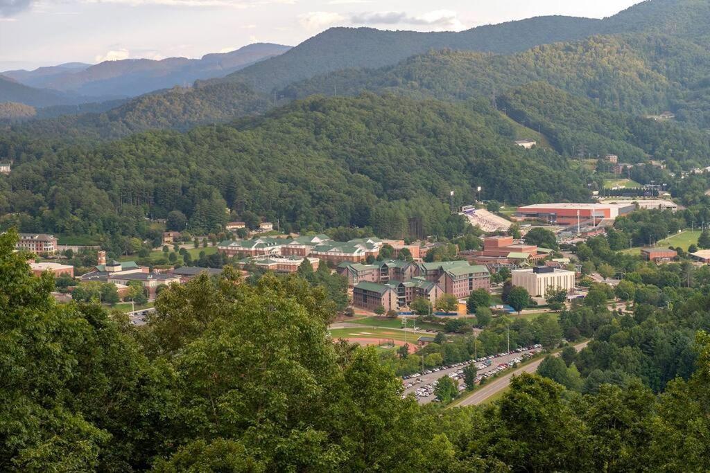 2 Bedroom Overlooks Wcu And Cullowhee Nc - Smoke And Pet Free *
